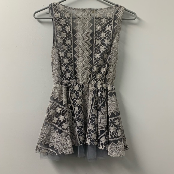 Ya Los Angeles Lace Peplum Sleeveless Top - Picture 2 of 6